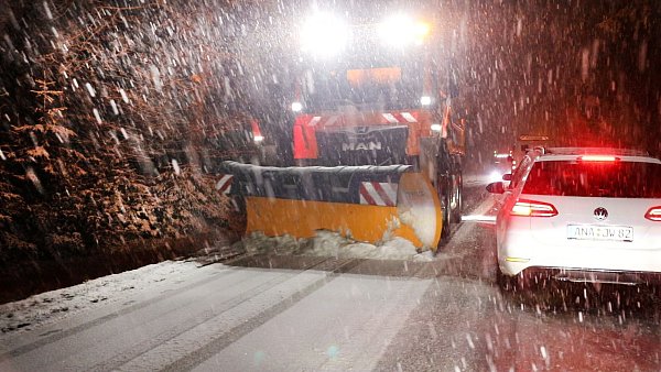 Im Erzgebirge räumte der Winterdienst den Schnee von den Straßen. - © André März/NEWS5/dpa