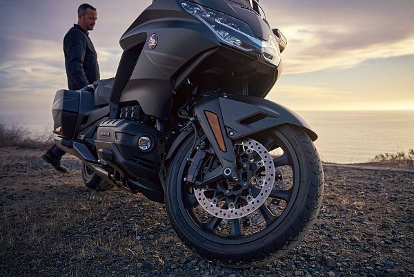 Hier sitzt man gern länger im Sattel: Die Honda Gold Wing ist abenteuerlustig und für ausgedehnte Touren gemacht. - © Honda/dpa-tmn
