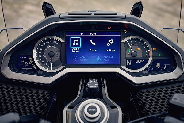 Ein Blick auf das Cockpit: Das zentrale TFT-Display hält alle wichtigen Infos bereit. - © Honda/dpa-tmn