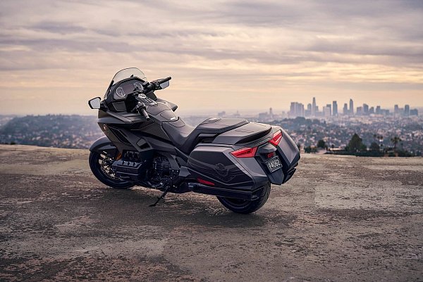Zum 50-jährigen Jubiläum gibt es die «Goldie» auch mit der Lackierung in Matt Ballistic Black. - © Jeff Ludes/Honda/dpa-tmn