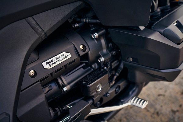 Technik trifft Eleganz: Der mächtige 1,8-Liter-Sechszylinder-Boxermotor unter der Verkleidung. - © Honda/dpa-tmn