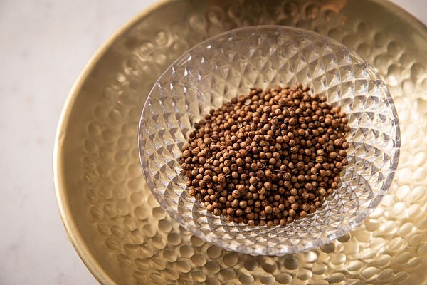 Koriandersamen sind oft in Gewürzmischungen zu finden. Aber auch einzeln in leicht gerösteter Form oder zerkleinert in Öl gebraten geben sie Speisen ein frisches, zitroniges Aroma. - © Christin Klose/dpa-tmn