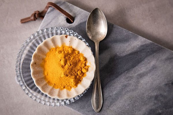Kurkuma bringt sanfte Aromen in Speisen. Es gibt Linsensuppen mehr Tiefe, Reis Lebendigkeit und Desserts einen besonderen Kick. - © Christin Klose/dpa-tmn