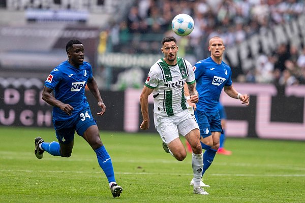 Gladbachs Nationalspieler Tim Kleindienst im Laufduell mit zwei Hoffenheimern. - © David Inderlied/dpa