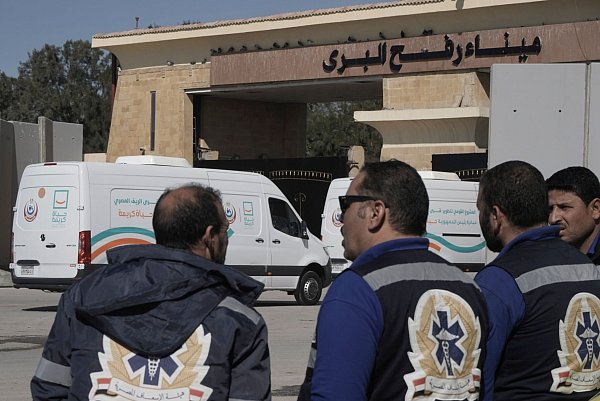 Sanitäter warten am Grenzübergang Rafah auf Patienten aus dem Gazastreifen. - © Amr Nabil/AP/dpa