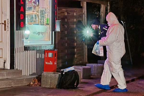 Ermittler der Polizei suchen am Tatort nach Spuren. - © Carsten Neef/News & Art/dpa