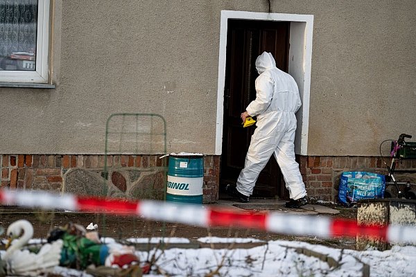 Einsatzkräfte sichern nach der Gewaltattacke in Casekow in Brandenburg Spuren. - © Fabian Sommer/dpa