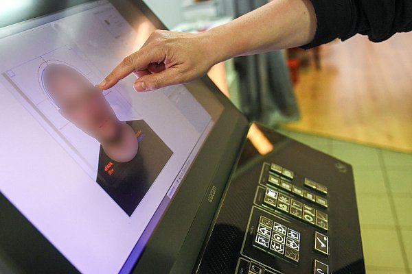 Brauchen jetzt mehr Technik: Fotografen, die digitale Passbilder für Ausweisdokumente erstellen wollen. - © Zacharie Scheurer/dpa-tmn