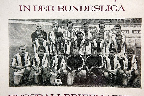 (oben von links) Trainer Egon Piechaczek, Karl-Heinz Brücken, Norbert Leopoldseder, Georg Stürz, Klaus Oberschelp, "Johnny" Kuster, (Mitte von links) "Stopper" Schulz, Horst "Eisenfuß" Stockhausen, Gerd Roggensack, Horst Wenzel und Gerd Knoth, (unten von links) Klaus Köller, Uli Braun, Bernd Kirchner, Gerd Siese, Andreas Triebel, Gerd Kohl und Peter Dammann. - © ARCHIVFOTO: GÜNTER RUDOLF