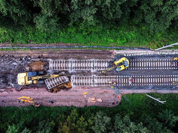 Die Bahn-Infrastruktur ist marode und bremst die Züge täglich vielerorts aus. Inzwischen wird reichlich gebaut - was der Pünktlichkeit im ersten Moment auch nicht zuträglich ist. (Archivbild) - © Jens Büttner/dpa