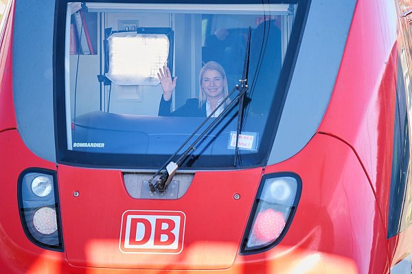 Die designierte neue Bahnchefin hat vor einigen Monaten selbst einen Lokführerschein absolviert. - © Annette Riedl/dpa