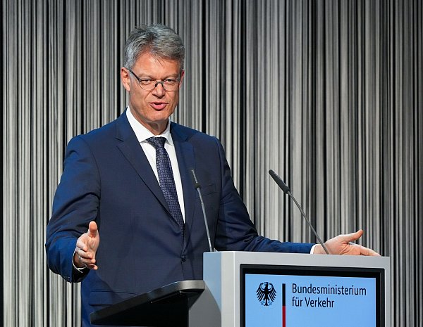 Bundesverkehrsminister Patrick Schnieder hofft, dass die neue Chefin samt neuer Strategie bei der Bahn den Richtungswechsel einleitet. (Archivbild) - © Soeren Stache/dpa