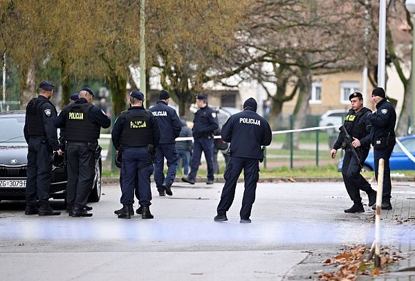 Nach einem Angriff in einer Schule in Zagreb ist die Polizei im Einsatz. Der Täter hat mit einem Messer ein Kind getötet und vier weitere Menschen verletzt. - © Damir Krajac/Cropix/AP/dpa