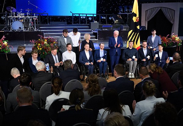 Die Rollstuhlbasketball-Nationalmannschaft wird von Bundespräsident Frank-Walter Steinmeier (5.v.r.) und Bundesinnenministerin Nancy Faeser (8.v.l.) mit dem Silbernen Lorbeerblatt ausgezeichnet. - © Bernd von Jutrczenka/dpa