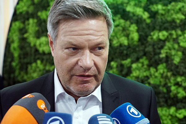 Der Bau neuer Kraftwerke muss laut Habecks Ministerium schnell angeschoben werden. - © Larissa Schwedes/dpa