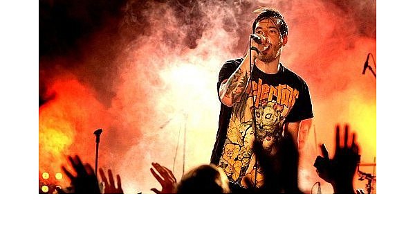 Rapper Casper ist Armina-Fan durch alle Höhen und Tiefen. Auf dem Bild rappt er am 29. Juli 2011 in der Bielefelder Diskothek "Stereo". - © ARMINIA