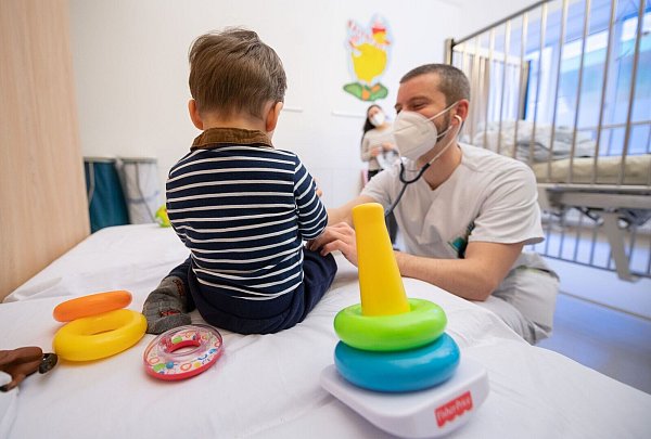 Es kann vorkommen, dass Kinder wegen einer Grippe ins Krankenhaus eingewiesen werden. - © Sebastian Gollnow/dpa