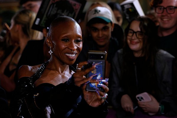 Interview-Sequenzen von Cynthia Erivo und Ariana Grande gingen zur Freude vieler Fans in den sozialen Medien viral (Archivbild). - © Millie Turner/Invision/AP/dpa