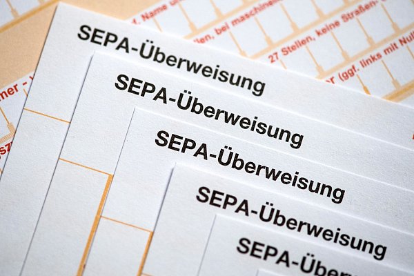 Der einheitliche Euro-Zahlungsverkehrsraum umfasst 36 Länder. (Symbolbild) - © Fabian Sommer/dpa