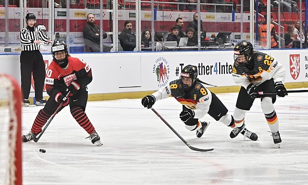 Das deutsche Eishockey-Team verlor zum zweiten Mal bei dieser WM. - © Pavlíèek Luboš/CTK/dpa