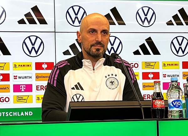Strebt mit seiner Mannschaft den EM-Titel an: U21-Nationaltrainer Antonio Di Salvo. - © Christian Kunz/dpa