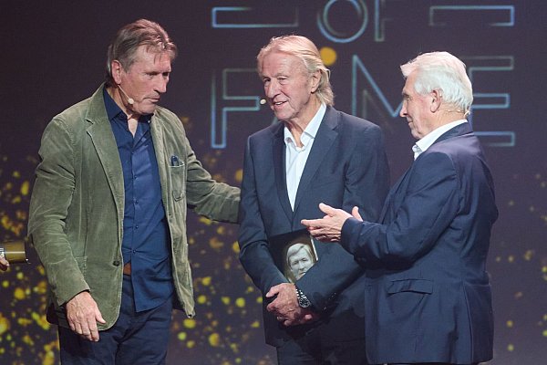 Horst Hrubesch (M) hatte bei seiner Ehrung gute Laune. - © Bernd Thissen/dpa