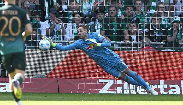 Peter Gulacsi sicherte RB Leipzig in Bremen mit starken Paraden zumindest einen Punkt. - © Carmen Jaspersen/dpa