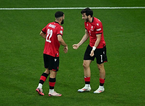 Chwischa Kwaratschelia (r) brachte Georgien früh in Führung. - © Bernd Thissen/dpa