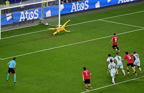 Georges Mikautadze (r) erhöhte vom Punkt aus auf 2:0. - © Bernd Thissen/dpa