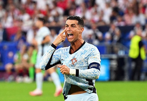 Portugals Superstar Cristiano Ronaldo haderte viel. - © David Inderlied/dpa