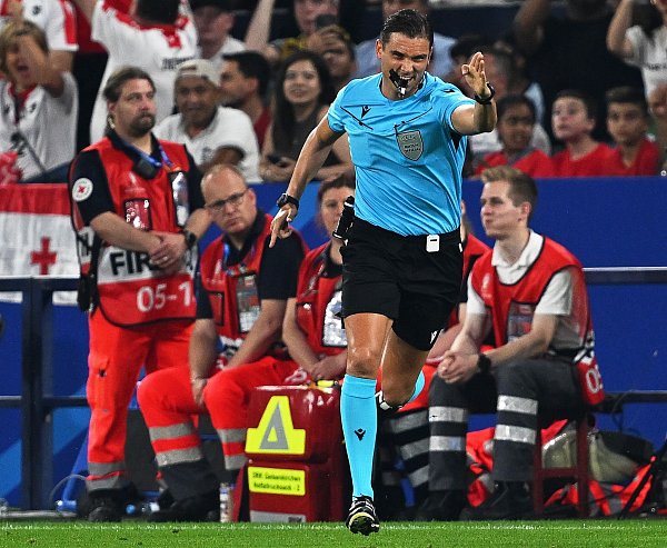Schiedsrichter Sandro Schärer aus der Schweiz zeigte nach der Pause auf den Punkt: Elfmeter für Georgien. - © David Inderlied/dpa