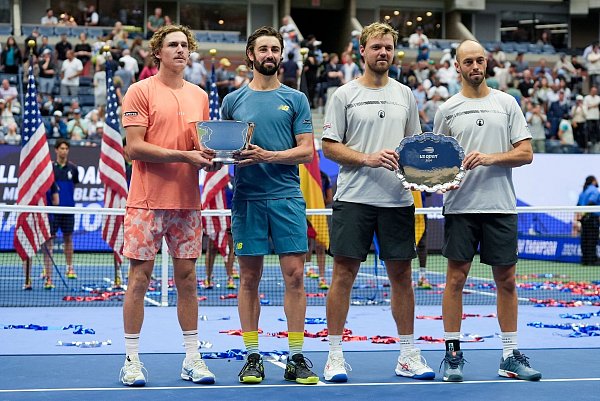 Tim Pütz (r) und Kevin Krawietz werden für die Final-Teilnahme bei den US Open geehrt. Max Purcell (l) und Jordan Thompson freuen sich über die Siegertrophäe. - © Pamela Smith/AP/dpa