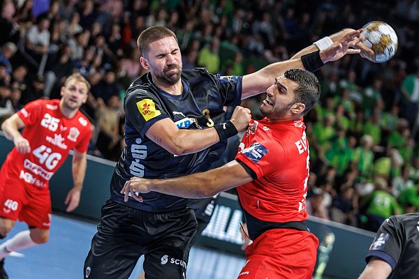 Fabian Wiede im Duell gegen Veszpréms Yehia Elderaa - © Andreas Gora/dpa