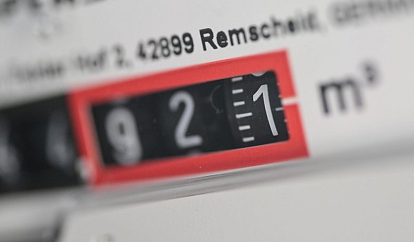 Die Preise haben auch mit der hohen Steuerlast zu tun (Archivbild) - © Bernd Weißbrod/dpa
