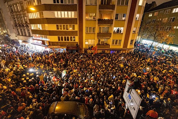 Auch in einigen deutschen Städten, wie hier in Düsseldorf, gingen zahlreiche marokkanische Fans auf die Straßen. - © Christoph Reichwein/dpa