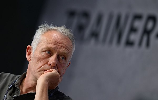 Christian Streich gehört zu den Unterstützern einer Bewegungsinitiative des DFB. (Archivbild) - © Hendrik Schmidt/dpa