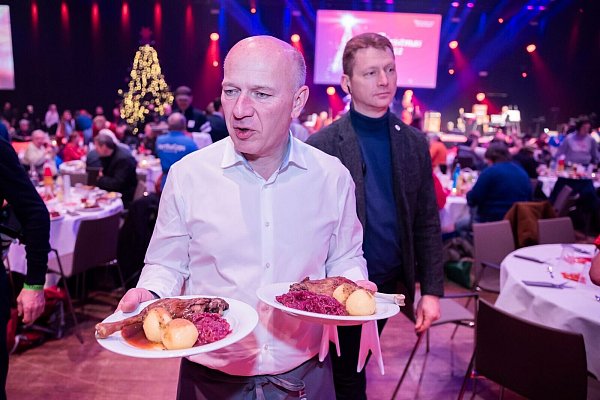 Berlins Regierender Bürgermeister Kai Wegner servierte persönlich. «Ich glaube, wir müssen schauen, dass wir mehr Unterkünfte bekommen, dass wir die Menschen von der Straße bekommen, dass wir auch mehr Sozialarbeit anbieten», so der CDU-Politiker. - © Christoph Soeder/dpa