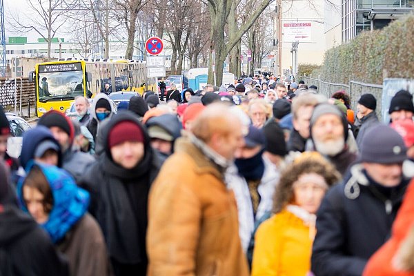 Ein lange Schlange bildete sich vor dem Hotel Estrel. «Heute waren circa 1800 Menschen da», so Marcus Zander. - © Christoph Soeder/dpa