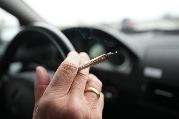 Schon in geringem Maß kann der Mischkonsum von Cannabis und Alkohol zu Einschränkungen der Fahrtüchtigkeit führen, sagen Experten. - © Marcus Brandt/dpa