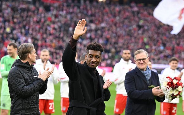 Kingsley Coman winkte noch einmal ins Publikum. - © Sven Hoppe/dpa