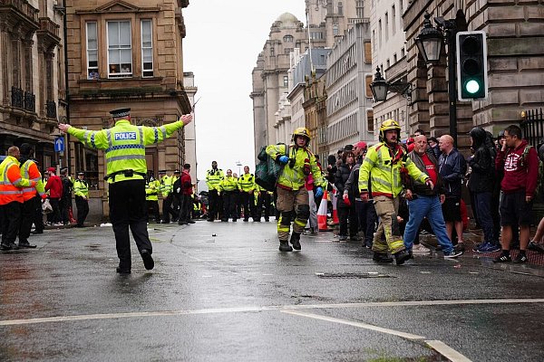 Polizei und Rettungskräfte in der Water Street. - © Owen Humphreys/PA Wire/dpa