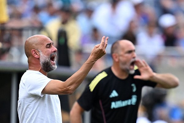 Gewohnt energisch und impulsiv am Spielfeldrand: Pep Guardiola. - © Sven Hoppe/dpa