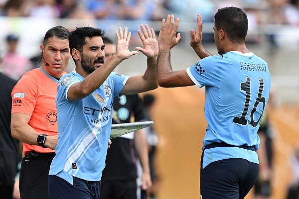 Ilkay Gündogan (l) kam für Rodri, der nach neun Monaten erstmals wieder in Citys Startelf stand. - © Sven Hoppe/dpa