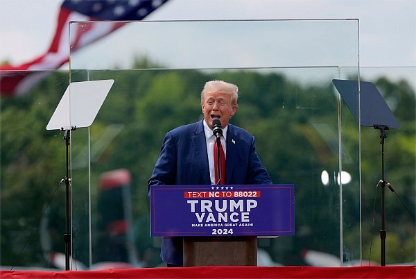 Trump machte in North Carolina erstmals wieder Wahlkampf unter freiem Himmel seit dem Attentat auf ihn im Juli. - © Julia Nikhinson/AP/dpa