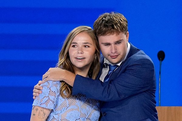 Hope und Gus Walz unterstützen ihren Vater. - © J. Scott Applewhite/AP/dpa
