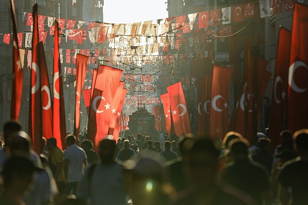 Streetfood und gerade die gefüllten Muscheln gehören für viele zu einem Besuch in Istanbul dazu. (Symbolbild) - © Ibrahim Oner/SOPA Images via ZUMA Press Wire/dpa