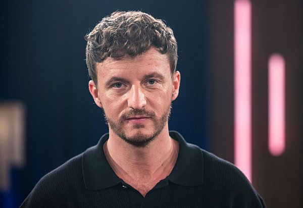 Der Podcaster und Moderator Tommi Schmitt. (Archivbild) - © Oliver Berg/dpa