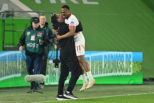 Ab in die Arme: Lois Openda freut sich mit RB-Trainer Zsolt Löw. - © Swen Pförtner/dpa