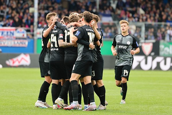 Aufsteiger Elversberg konnte einen Punkt aus Kiel mit ins Saarland nehmen. - © Frank Molter/dpa