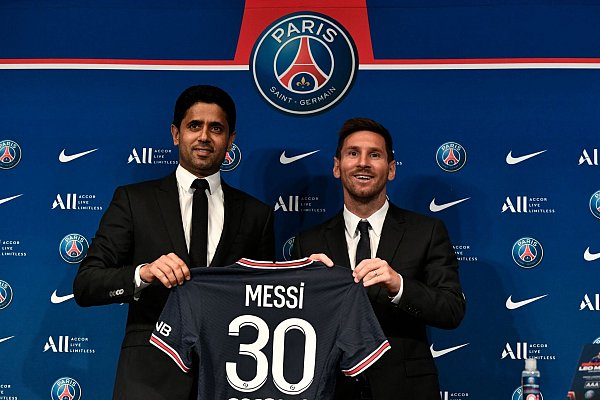 Das Lächeln verging Messi in Paris. - © Stephane De Sakutin/AFP/dpa